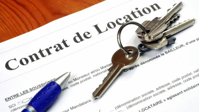 Photo d'un contrat de location signé par un freelance avec les clés de son futur appartement posées dessus