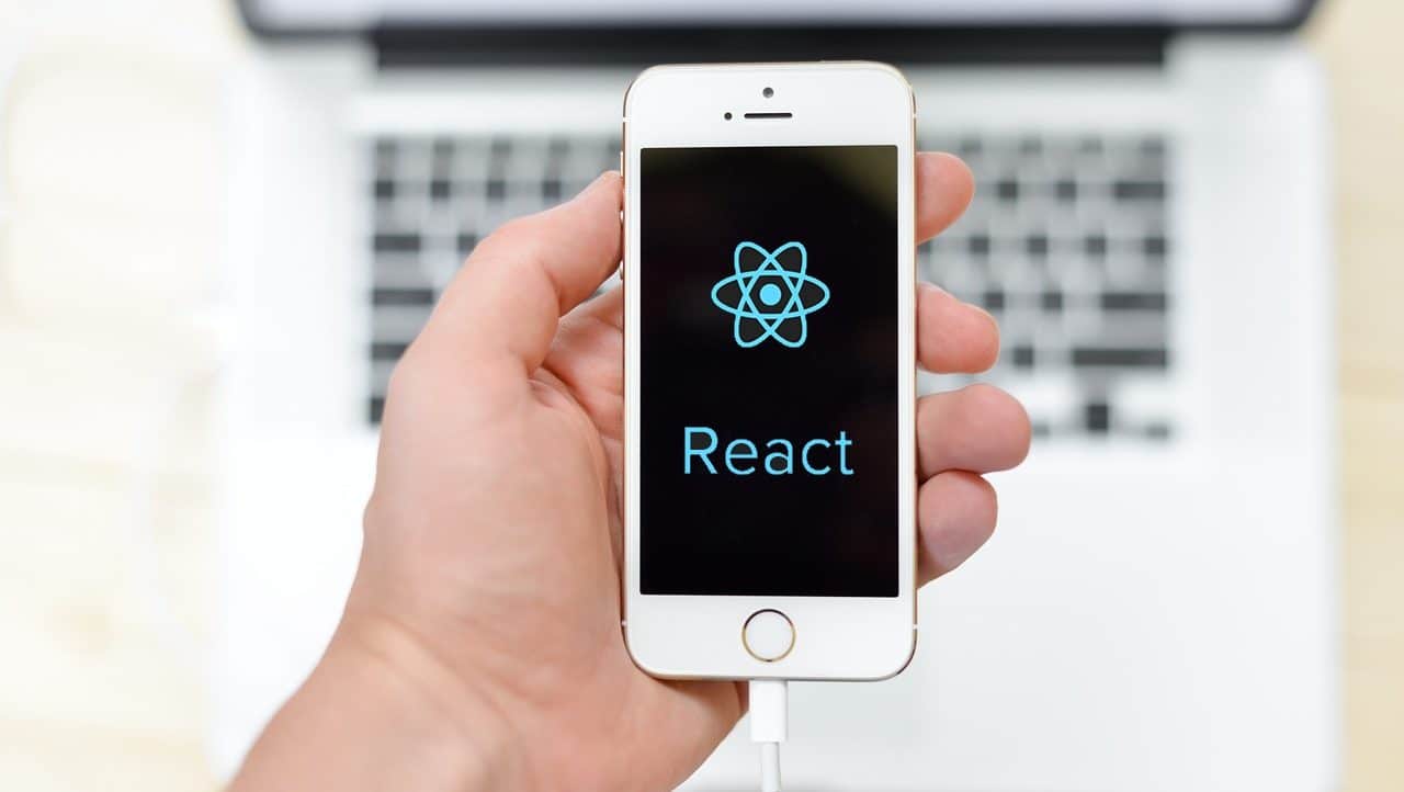 Téléphone portable avec le logo du framework React JS