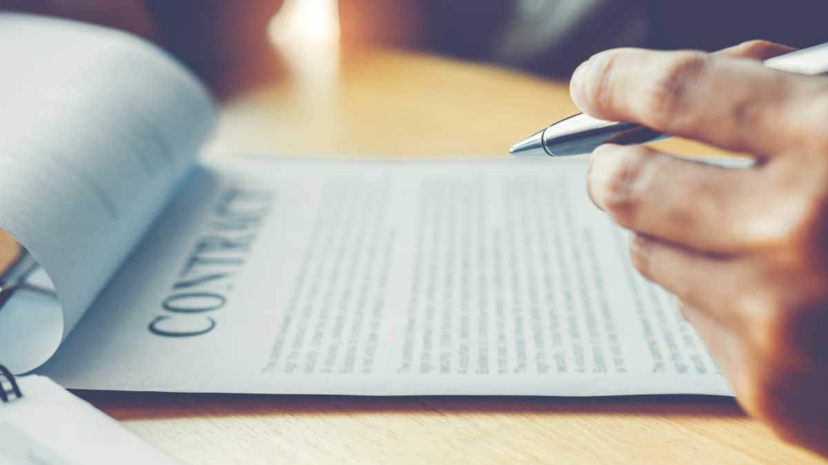 Freelance qui s'apprête à signer le contrat d'une mission de freelance