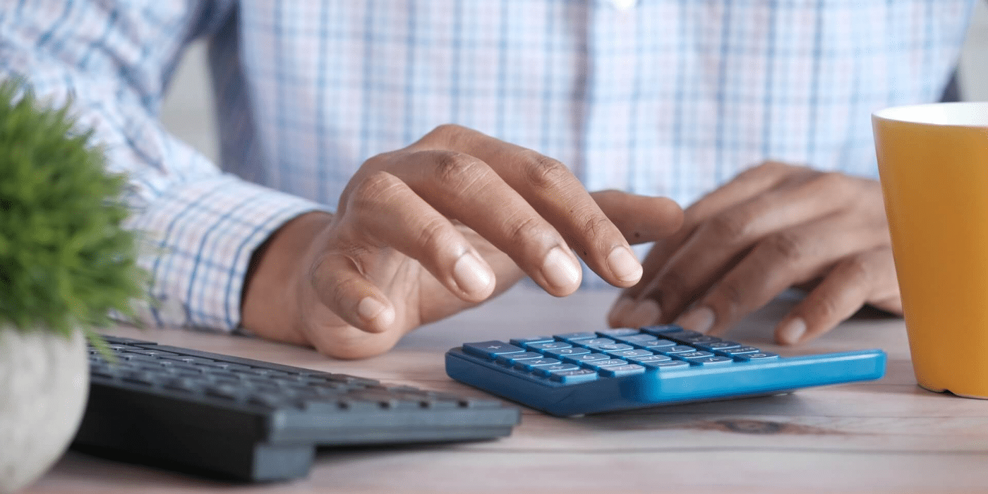 Un freelance qui effectue sa comptabilité.
