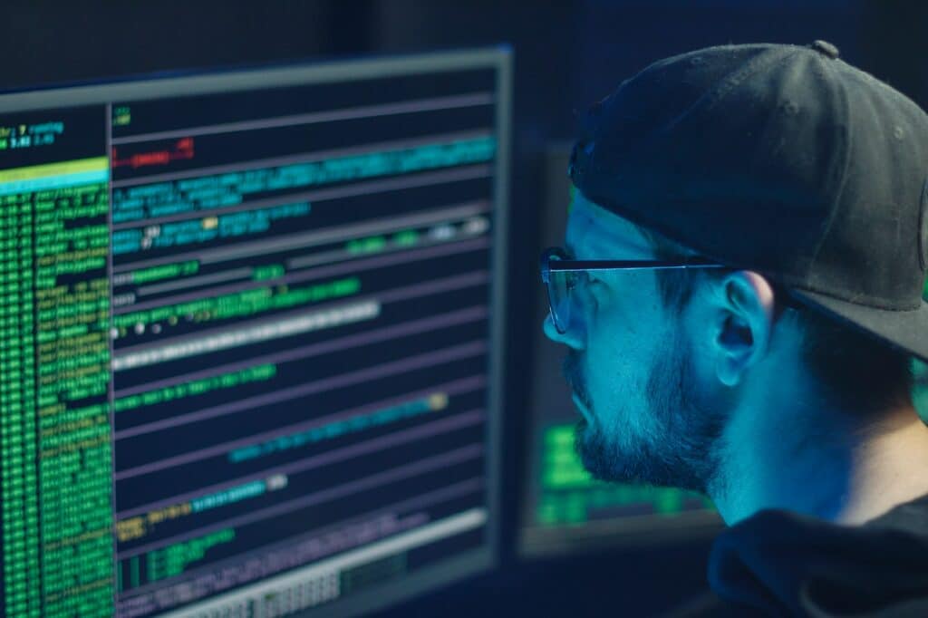 Homme travaillant sur un ordinateur avec le terminal ouvert