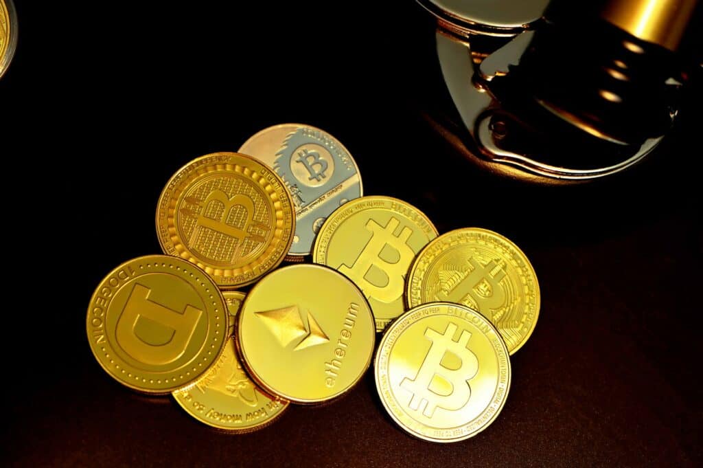 pièces représentant différentes cryptomonnaies : Bitcoin, Ethereum et Dodgecoin